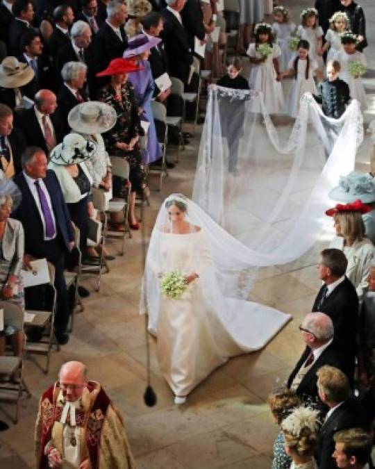 Meghan pidió que cosieran un pedazo de tela del vestido azul que utilizó en su primera cita con el príncipe Harry en su vestido de novia.