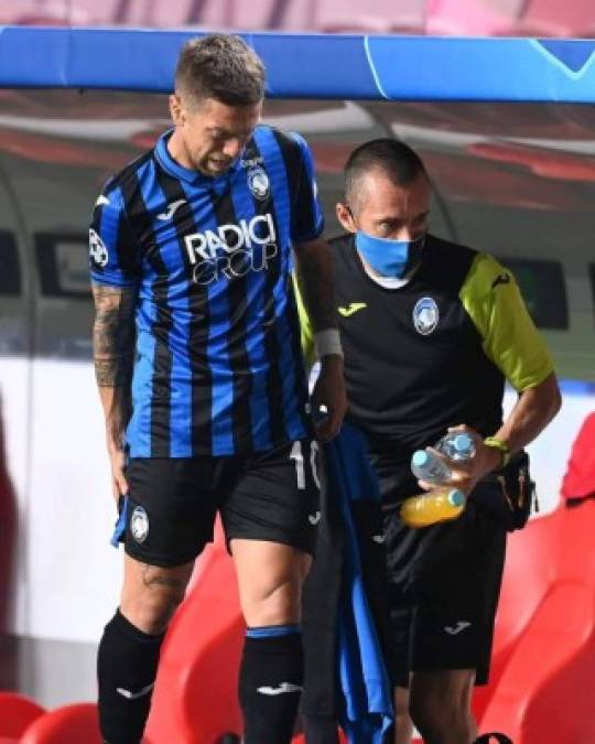 El Atalanta sufrió la baja de su figura Alejandro Darío 'Papu' Gómez en el segundo tiempo. El argentino salió lesionado.