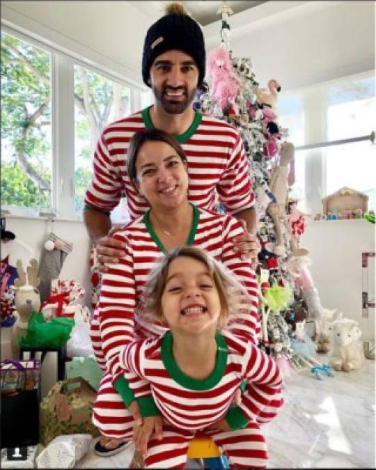 La bella Adamari López compartió esta divertida imagen junto a Toni Costa y su hija Alaia y escribió: 'Feliz Navidad, que la salud, las alegrías y las bendiciones abunden durante todo el año. Los queremos mucho @alaia @tonicosta4 @adamarilopez'.