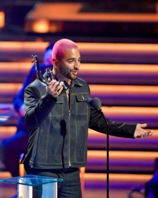 Entre los grandes ausentes en la alfombra magenta, la primera que organiza Univision desde el inicio de la pandemia, se destacaron J Balvin, el artista que domina las nominaciones de estos premios, con 14 candidaturas. Si el reguetonero colombiano estaba de vacaciones, su compatriota Maluma, que le sigue con 12 nominaciones, prefirió entrar directamente a la Arena, pues era el encargado, con el mexicano Carlos Rivera, de abrir el espectáculo.