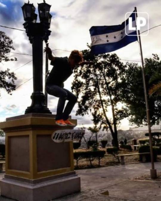 En uno de los parques de Tegucigalpa, un joven muestra la destreza que tiene con su patineta.