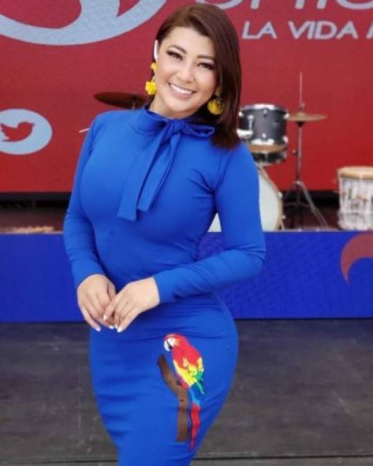 Milagros Flores también cautivó con un vestido azul, en honor a la Independencia de Honduras. “Transmisión #fiestaspatrias2020 porque en @hchtv #llevamosahondurasenelcorazon Vestido de @guarasmoda.hn”. <br/>