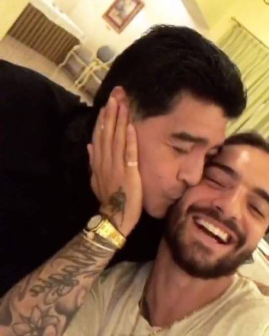 Pareciera que el cantante disfruta generando revuelo; el más reciente fue causado por un video en el que se deja estampar un beso en la mejilla de parte del ex jugador Diego Armando Maradona.<br/>