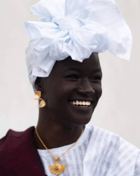 Khoudia Diop, también conocida como la 'diosa Melanina', es una modelo y actriz senegalesa. que fue rechazada por su color de piel y ahora alcanza el éxito en el mundo de los cosméticos.