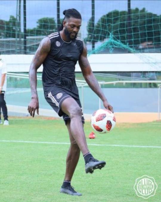 Emmanuel Adebayor ya realizó su primer entrenamiento con el Olimpia de Paraguay.