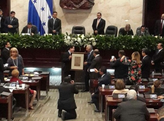 Congreso de Honduras entrega reconocimientos a periodistas destacados