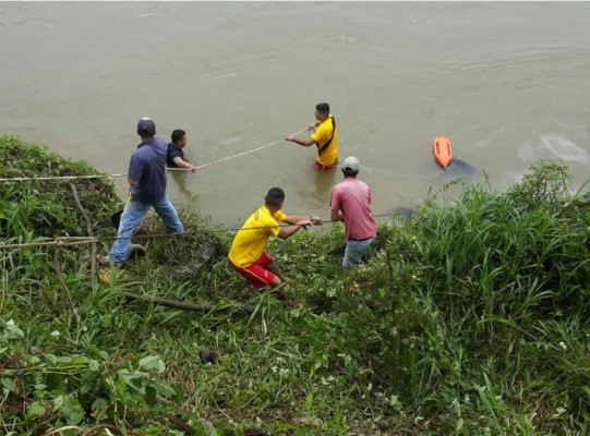 Muere conductor que cayó sobre el río Lean en Tela