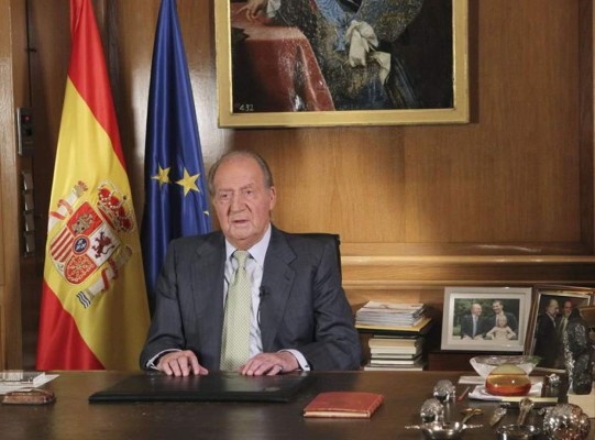 El rey Juan Carlos de España abdica a favor del príncipe Felipe