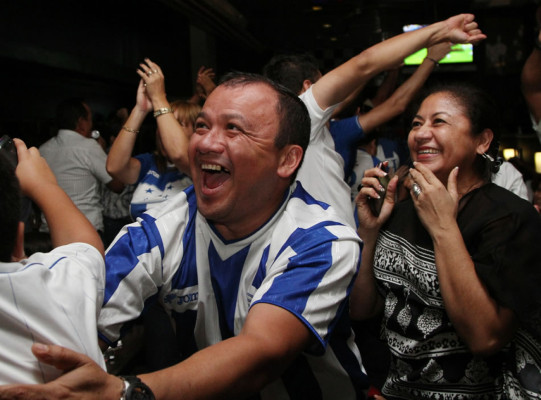 Así celebraron los hondureños el Aztecazo ante México