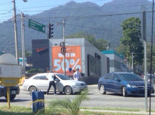 Encuentran carro vinculado a banda de asaltantes en San Pedro Sula