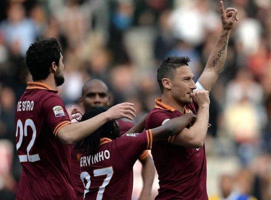 La Roma le pasa por encima al Parma en partido aplazado