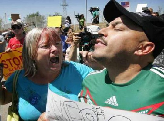 Escupen en la cara a Lupillo Rivera por defender a los indocumentados