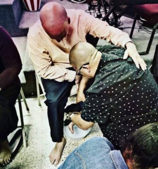 Atrás quedó la soberbia de Héctor Delgado, ahora lava los pies de sus hermanos de la iglesia.