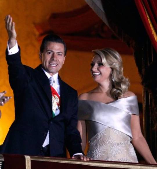 La pareja presidencial fue abucheada por cientos de asistentes al Zócalo.