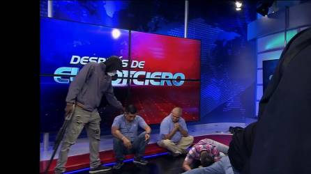 Un grupo de hombres armados sometió durante varias horas a empleados de un canal de televisión pública en Ecuador.