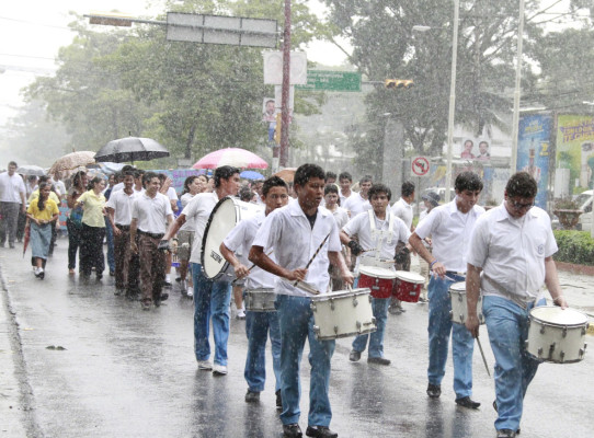 Patriotismo bajo la lluvia en San Pedro Sula