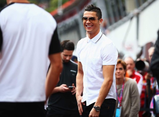 Cazan a Cristiano Ronaldo orinando en una calle de Saint Tropez