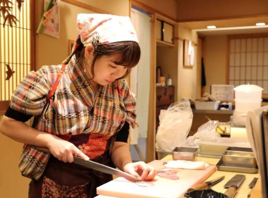 La japonesa Yoshiaki 'Yuki' Chizui, gerente y vicepresidenta de Nadeshiko Sushi, prepara el pescado para el servicio de noche en el local del barrio de Akihabara, en Tokio (Japón). Chizui es una de esas chefs que, hartas de clichés, se han lanzado a conquistar el sector del sushi, una industria predominantemente masculina en la que las mujeres tienen que combatir la falacia de que la biología femenina no las hace adecuadas para prepararlo. EFE