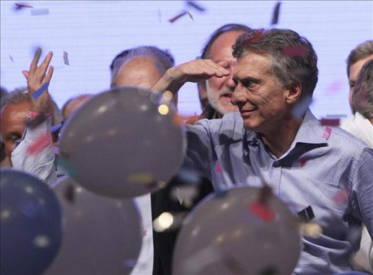 Conservador Mauricio Macri gana presidencia en una Argentina dividida  