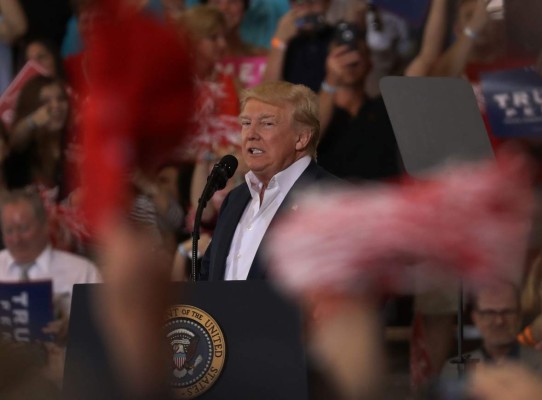 Trump se ensaña con los medios en discurso en Florida