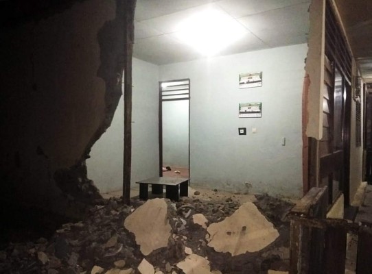 Fuerte terremoto de magnitud 7.3 sacude islas Molucas en Indonesia