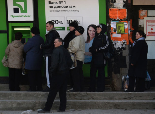 Largas colas ante los bancos de Crimea por temor al referéndum   