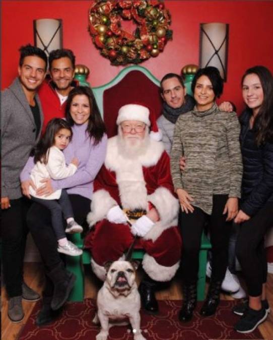 'Que llueva luz, amor y bendiciones sobre sus hogares en esta Navidad, y que la magia de estas fechas los acompañe siempre. #LosDerbez #LosDerbezOchmann #LosDerbezRosaldo': mensaje de Alessandra Rosaldo junto a una foto en la que sale con su hija, Eugenio Derbez y los hijos de éste.