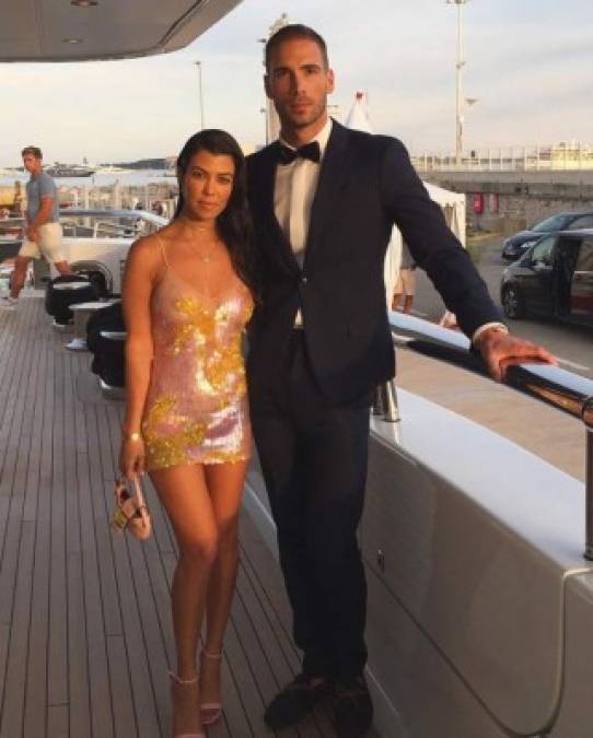 Kourtney Kardashian (38) fue retratada muy cariñosa con su nuevo novio, el ex boxeador Younes Bendjima (24), durante una breves vacaciones en Cannes.<br/>