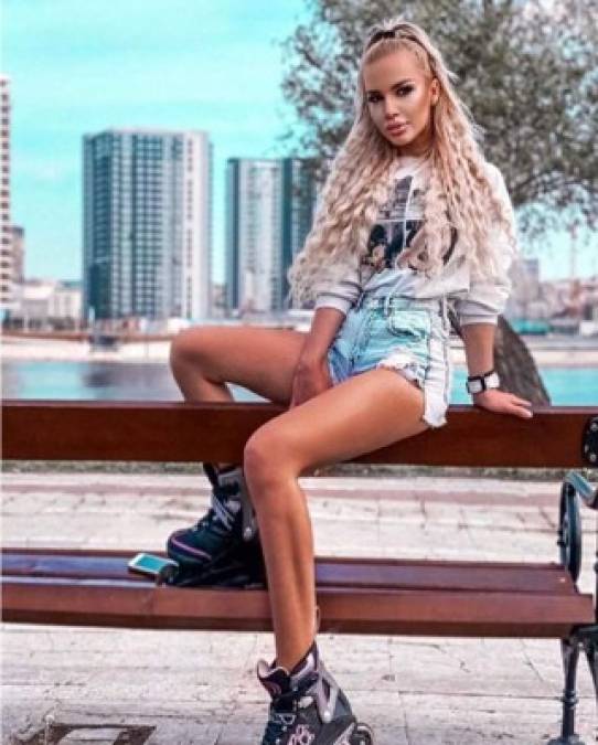 La joven ha denunciado que el hombre que se citó con ella le ofreció 60 mil euros a cambio de que sedujera al máximo estandarte del deporte serbio y se grabaran juntos.