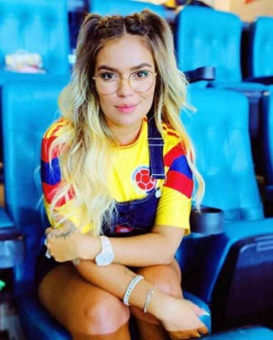 La famosa cantante colombiana de reguetón y trap Karol G no se perdió el debut de su selección contra Argentina. Estuvo presente en el estadio Arena Fonte Nova.