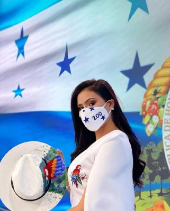 Rubio completó su “look” con una mascarilla alusiva al Bicentenario.