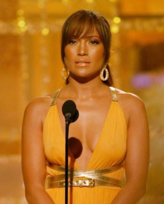 Así de triste lucía Jennifer López en los premios Globos de Oro de 2004, justo unos días después de confirmar su ruptura con Ben. La cantante y actriz reveló en su biografía que el actor le ‘rompió el corazón’ al cancelar definitivamente la ceremonia en enero de 2004. En ese año ella vendió el anillo.