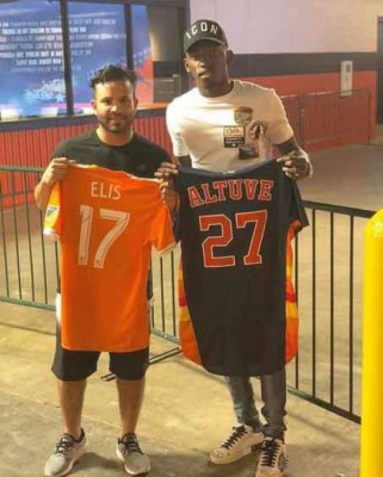 José Altuve, beisbolista venezolano que juega como segunda base para los Houston Astros de las Grandes Ligas, junto al hondureño Alberth Elis.