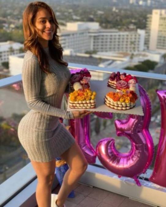 Yanet García celebró los 13 millones de seguidores en Instagram con globos, flores y una torta que formaba la cifra de su nuevo hito.