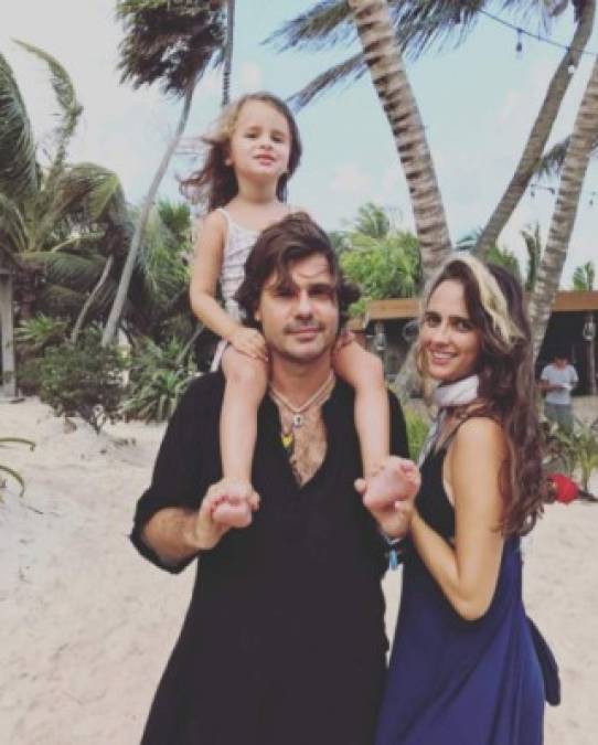 Aunque Antonio se ha mantenido alejado de las redes sociales es su mujer la que se encarga de publicar los hermosos momentos familiares en su cuenta de Instagram.