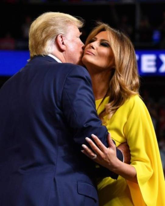 Melania agregó que se sentía muy orgullosa por todo lo que su esposo ha hecho en beneficio del pueblo estadounidense en apenas dos años, y luego presentó al magnate que brindó un discurso de una hora y media ante sus simpatizantes.