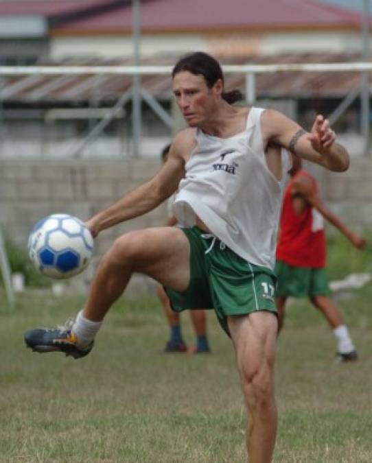 Edgardo Simovic: Desde el 2003 está en Honduras y es recordado por ser uno de los grandes delanteros uruguayos en la Liga Nacional. Estuvo en Platense y en Marathón, con los verdes logró títulos. Hoy es representante de jugadores y vive en San Pedro Sula.