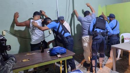 Policías registran a personas en billares y establecimientos de alto consumo de bebidas alcohólicas en La Entrada, Copán.