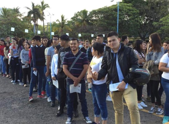 Más de 17,000 jóvenes realizan hoy la Prueba de Aptitud Académica