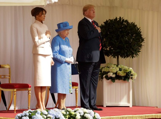 Trump y Melania son recibidos por Isabel II en el castillo de Windsor