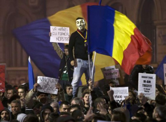 Miles de rumanos protestan contra cambios en leyes