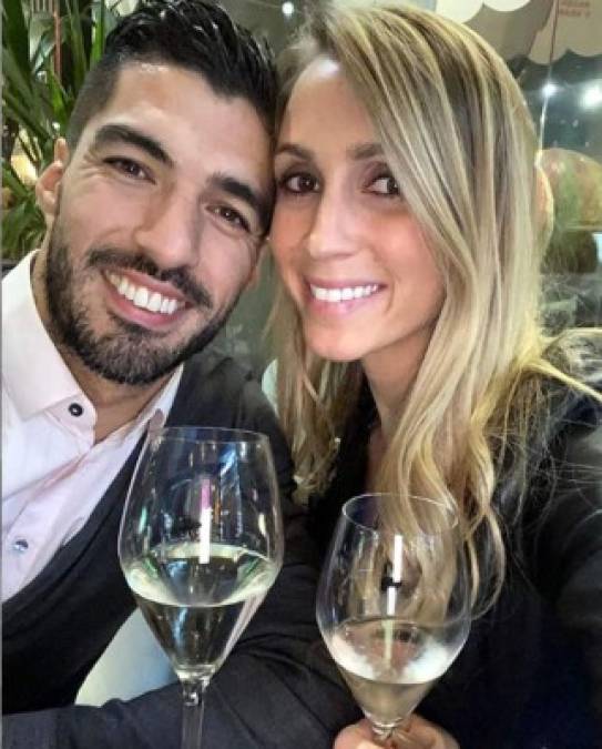 El uruguayo Luis Suárez, del FC Barcelona, y su esposa Sofía Balbi celebraron con una cena romántica. 'Feliz San Valentín mi vida, te amo', escribió el jugador en su Instagram.
