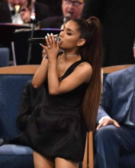 Ariana Grande fue una de las numerosas personalidades que quisieron dar el último adiós a Aretha Franklin, un icono de la música en Estados Unidos.<br/>