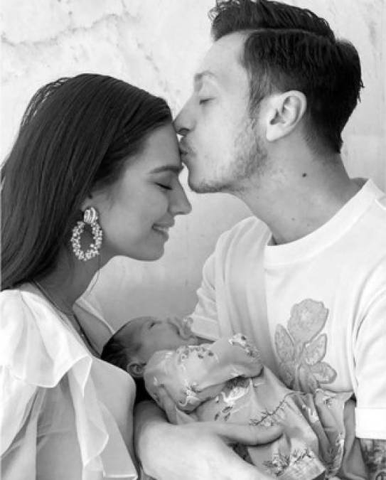 Mesut Özil, mediocampista alemán del Arsenal, y su esposa Amine se convirtieron en padres en plena crisis del coronavirus: 'Gracias a Dios, nuestra hija Eda nació con salud', escribió el jugador.