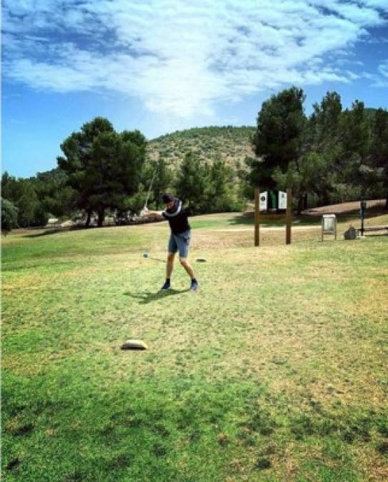 Thibaut Courtois no asistió a la boda de su compañero ya que está de vacaciones en Ibiza, desde donde colgó esta imagen jugando al golf.