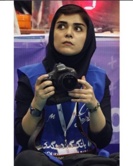Parisa tiene 26 años de edad.Se graduó en diseño industrial en la Universidad de Teheran, Irán. Además es una fiel seguidora del fútbol y le encanta fotografiarlo.