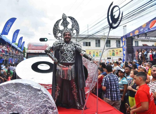 Eduardo Zablah se roba el show como Poseidón en La Ceiba