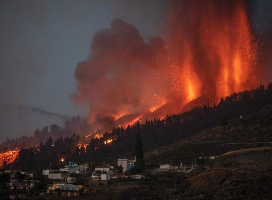Lava del volcán en España causa alarma por gases tóxicos  