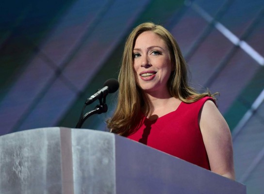 Chelsea rinde tributo a su 'heroína' en Convención