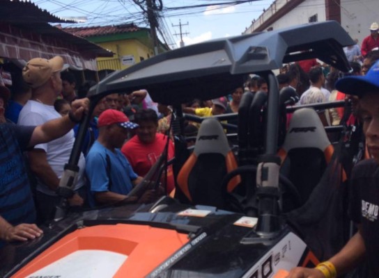 Mujer atropella a 8 personas en desfile de caballos